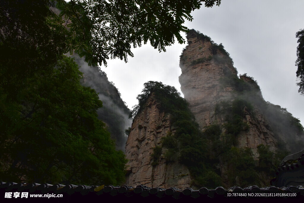 奇峰耸立的壮丽山景