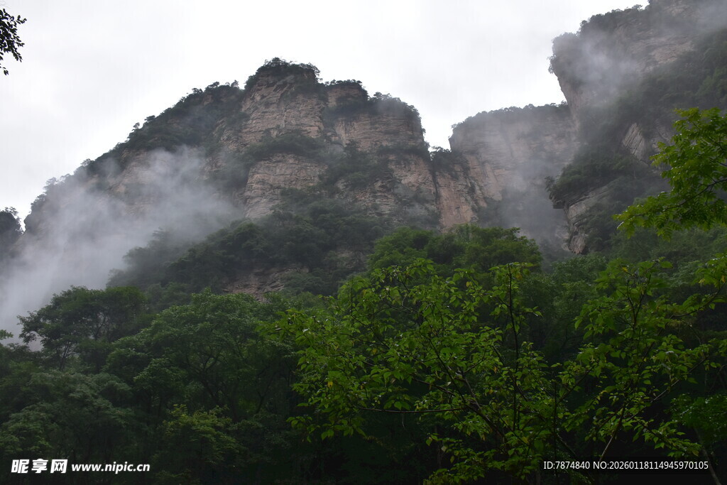 云雾缭绕的壮丽山峰