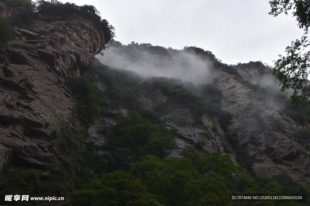 云雾缭绕的险峻山峰