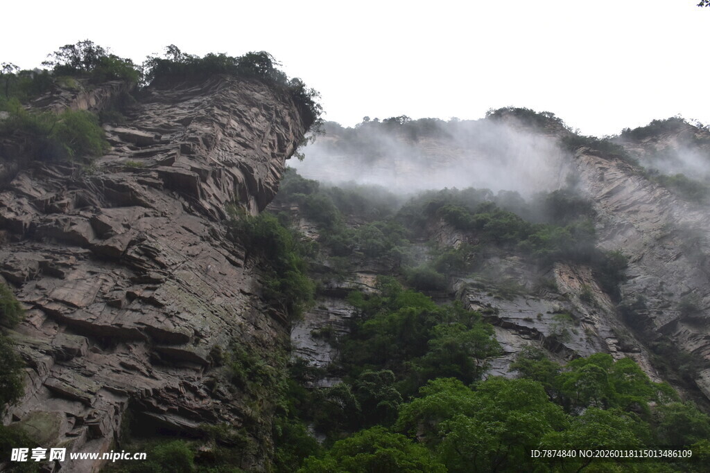 云雾缭绕的险峻山峰