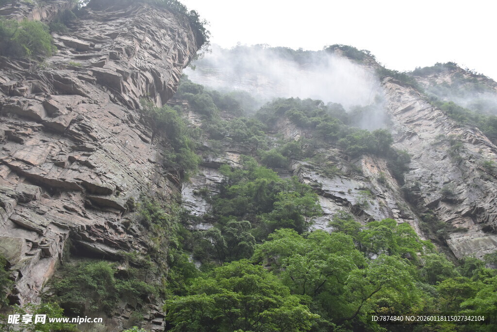 云雾缭绕的险峻山峦