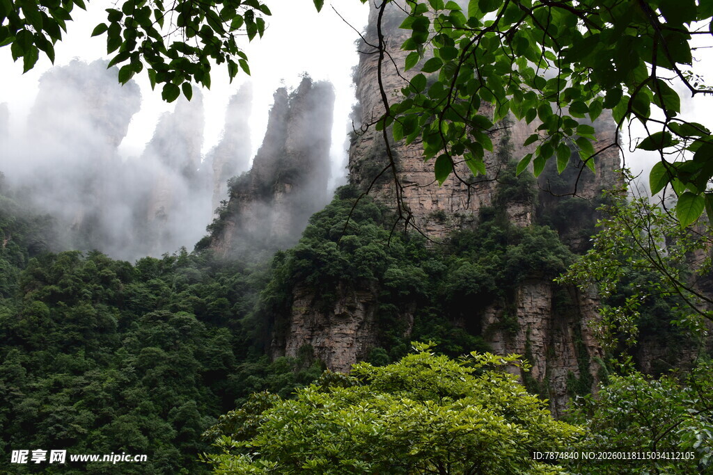 云雾缭绕的壮丽山峰景观