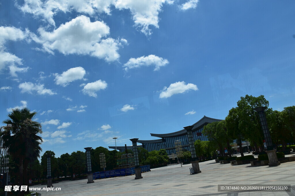 蓝天白云下的中式建筑景观