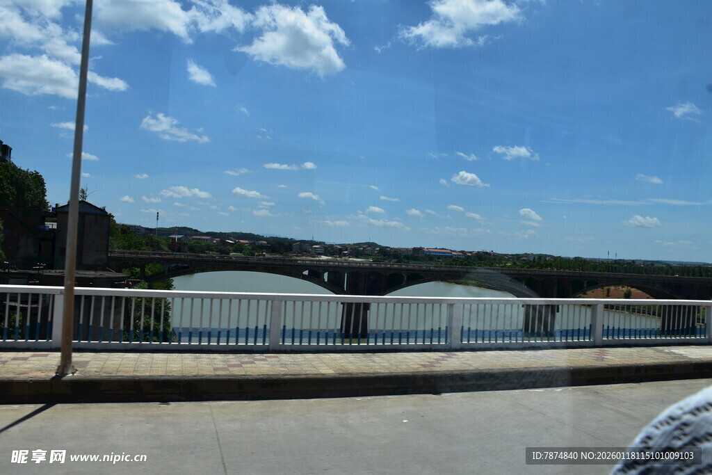 公路旁的开阔风景