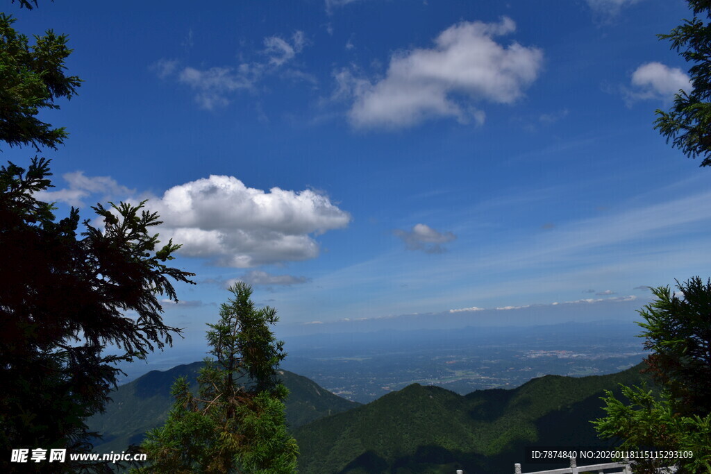 青山蓝天间的秀丽景致