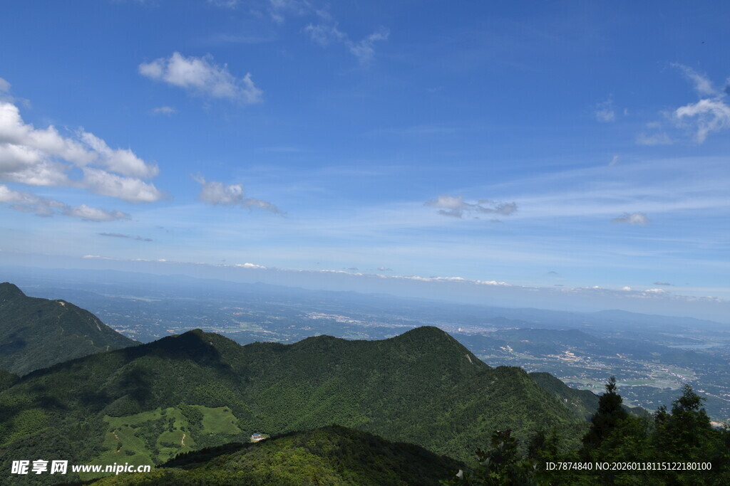 青山蓝天间的壮阔山景