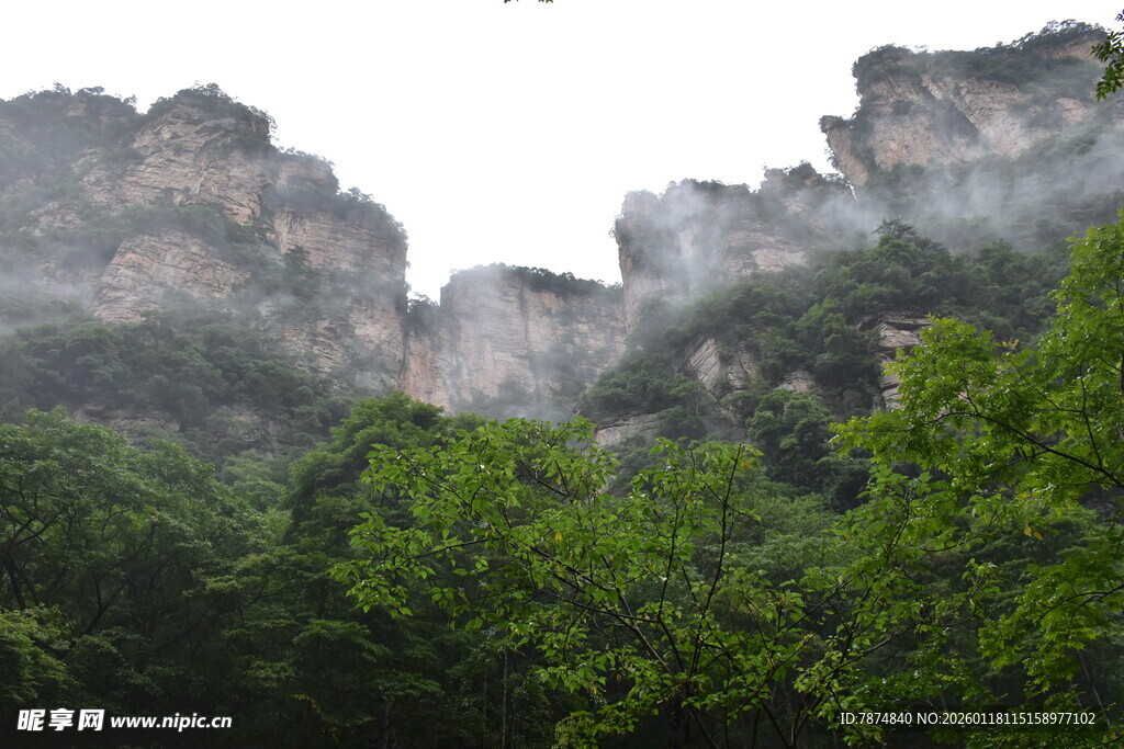 云雾缭绕的壮美山峦景色