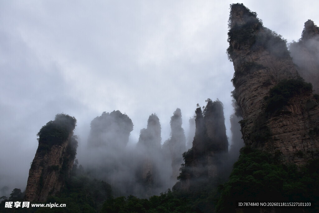 云雾缭绕的奇幻山峰