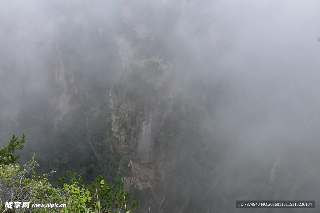 云雾缭绕的山间景致