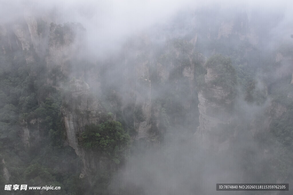 山间云雾缭绕的朦胧美景