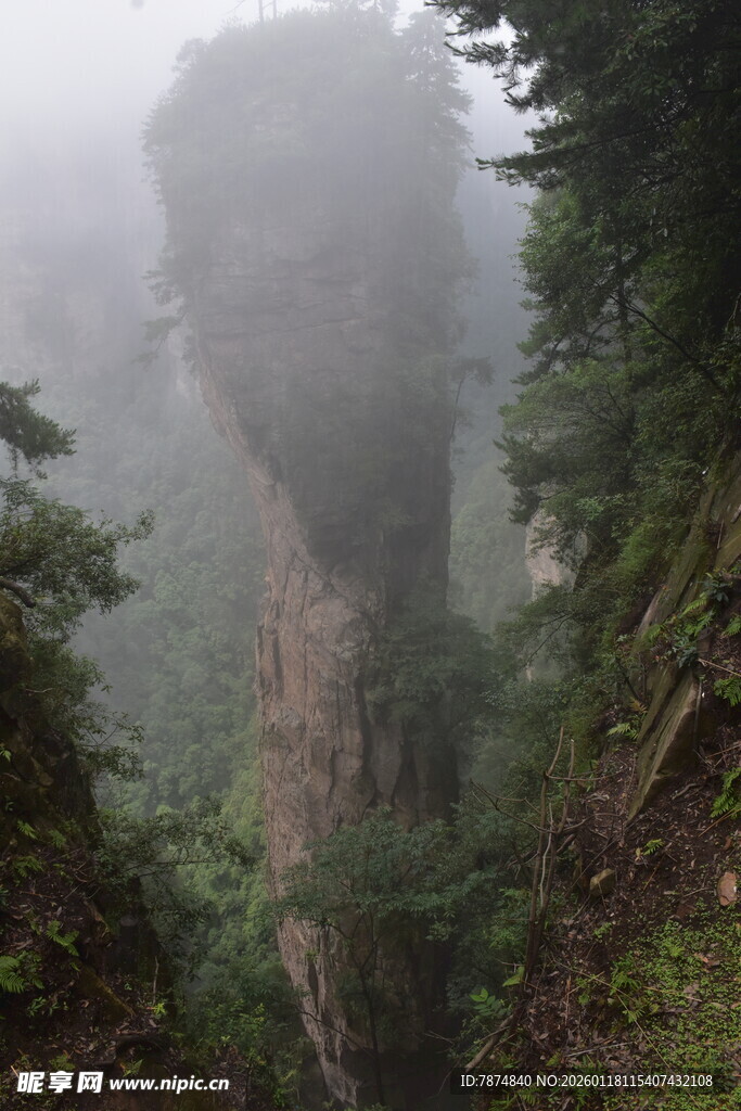 云雾缭绕的险峻奇特山峰