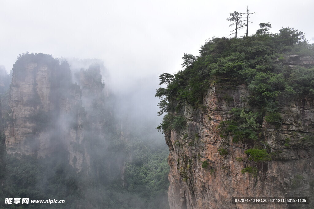 云雾缭绕的险峻山峰