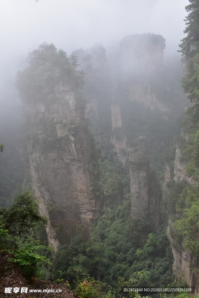 云雾缭绕的险峻山峰