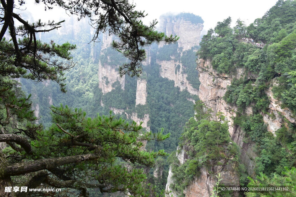 壮丽奇峰景色
