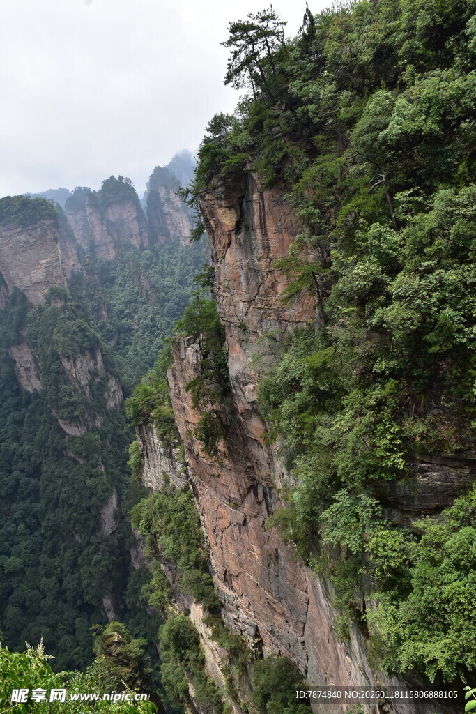 壮丽险峻的山景风光