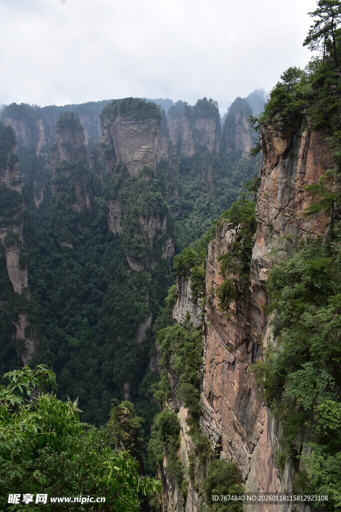 壮丽险峻的山间峡谷景观