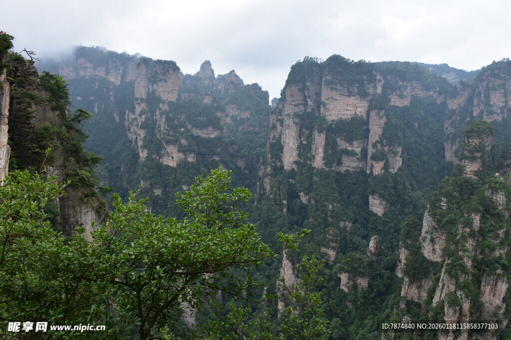 壮丽奇峰 山间绿意盎然