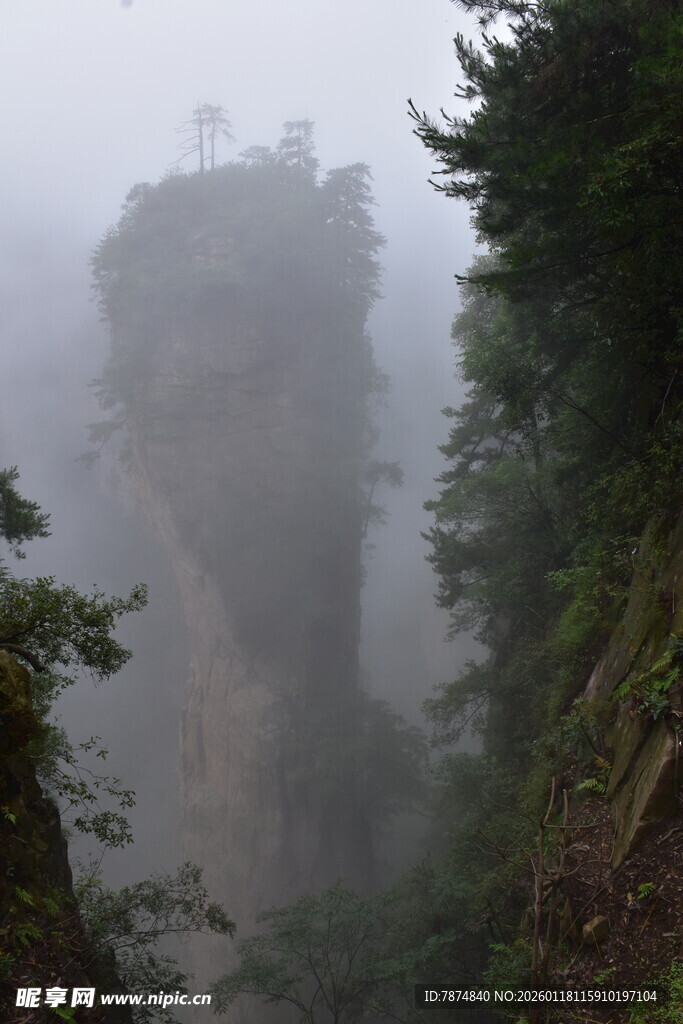 云雾缭绕的险峻山峰