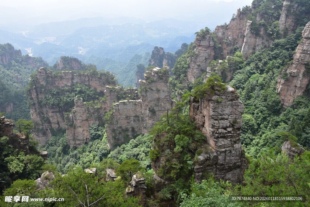 壮丽山峦景观