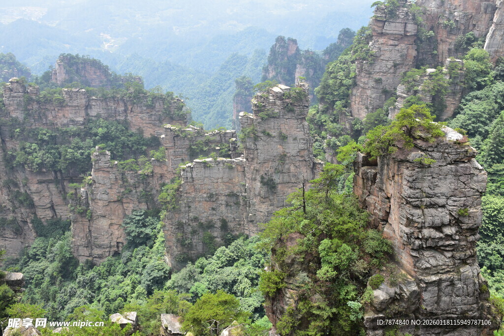 奇峰罗列的壮丽山间景观