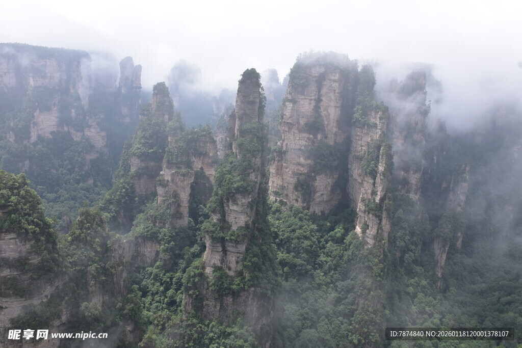 张家界奇峰云雾景观