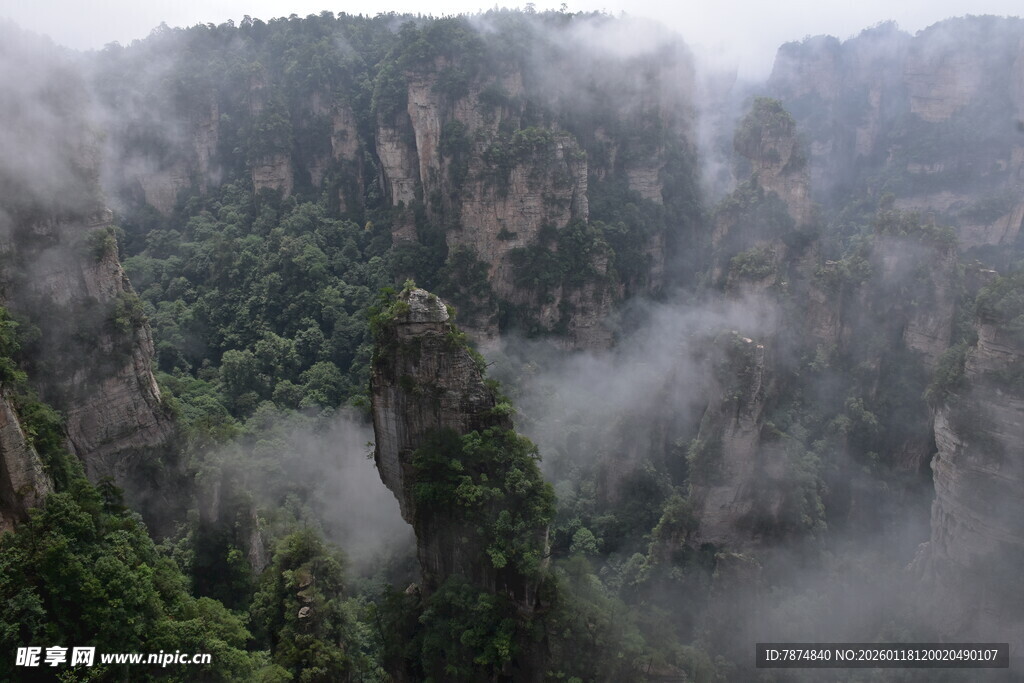 云雾缭绕的壮观山峦景色
