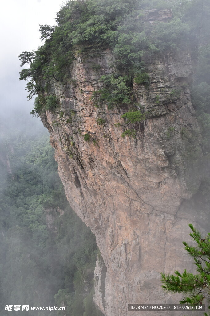 云雾缭绕的险峻悬崖峭壁