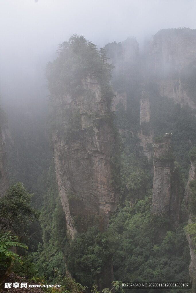 云雾缭绕的壮丽山峰