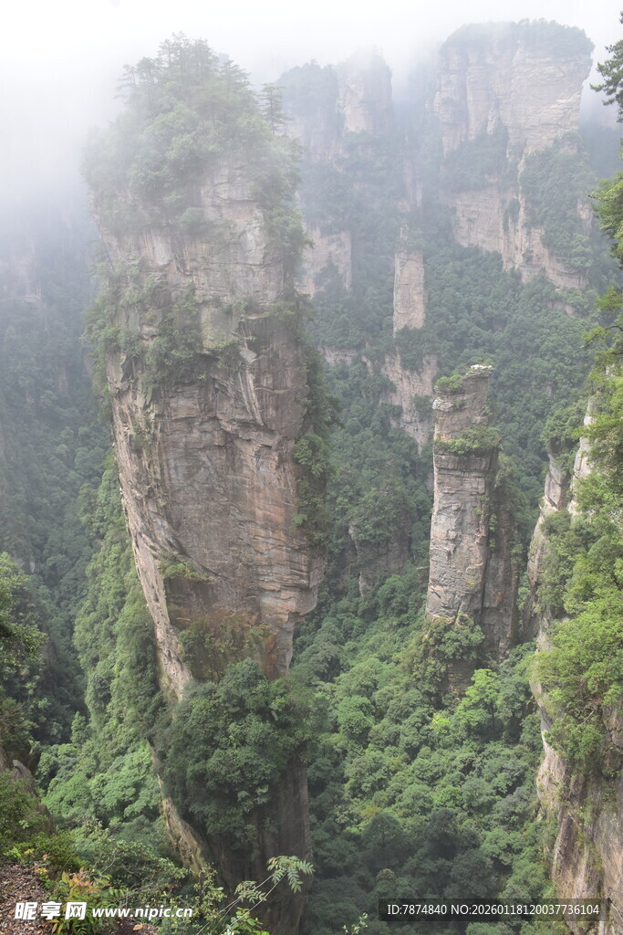 云雾缭绕的壮美奇峰景观