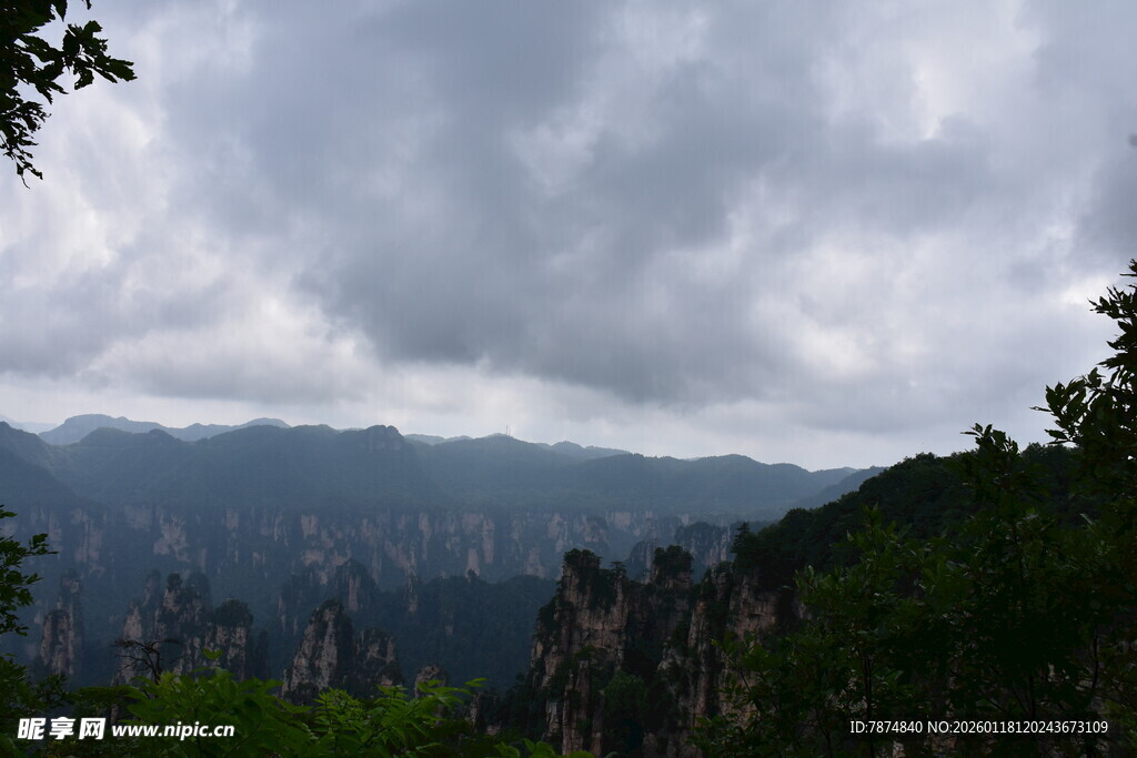 云雾缭绕的壮美山峦