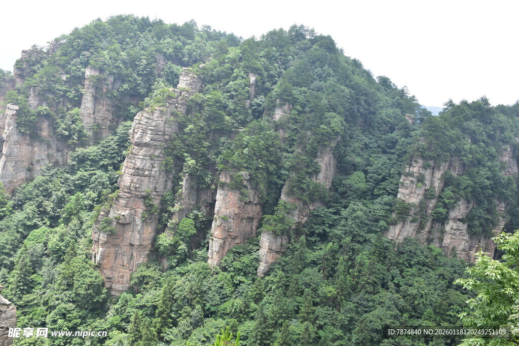 奇峰林立的翠绿山峦