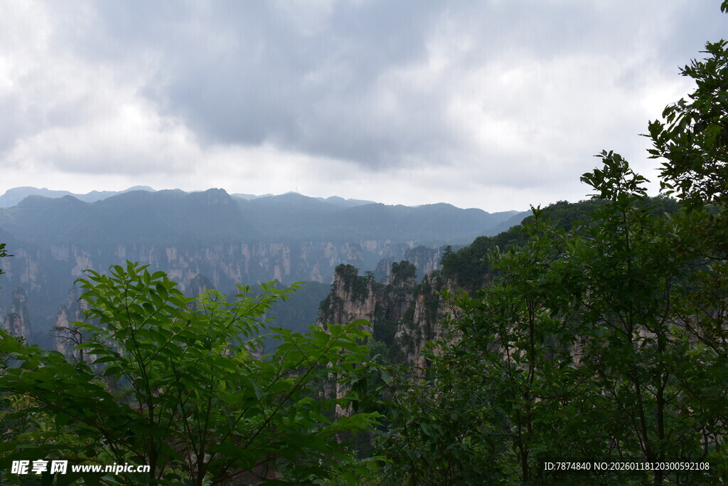 云雾缭绕的壮美山峦景观