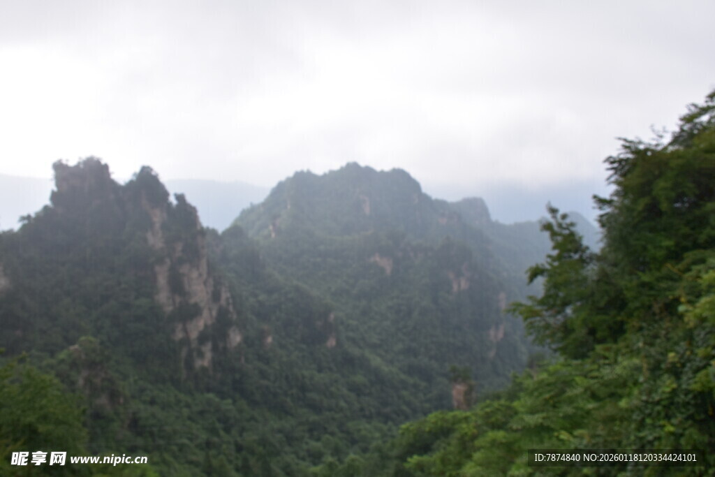 云雾缭绕的壮丽山峦