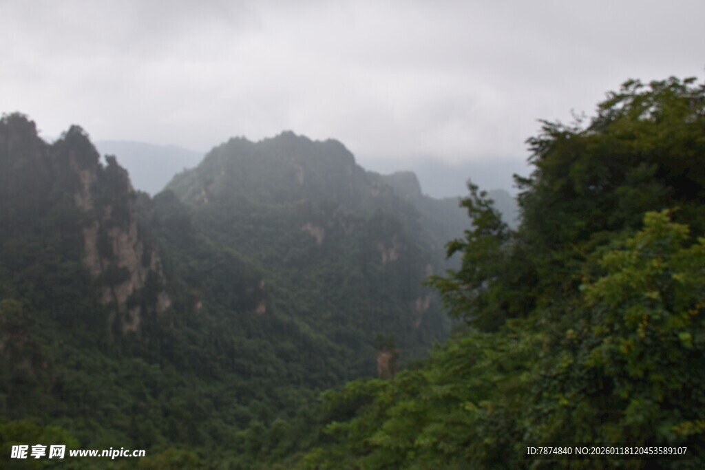 云雾缭绕的壮美山峦景色