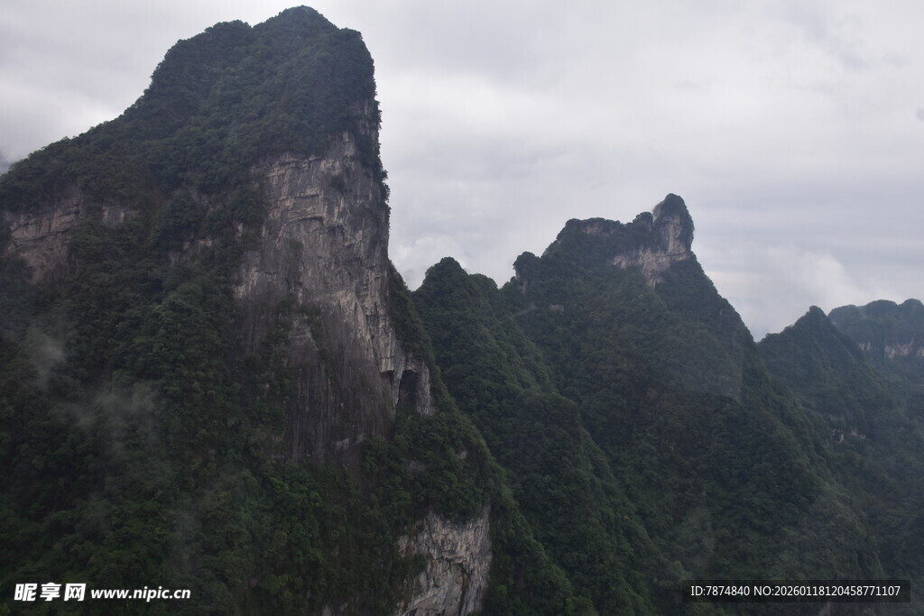 巍峨壮丽的连绵山峰