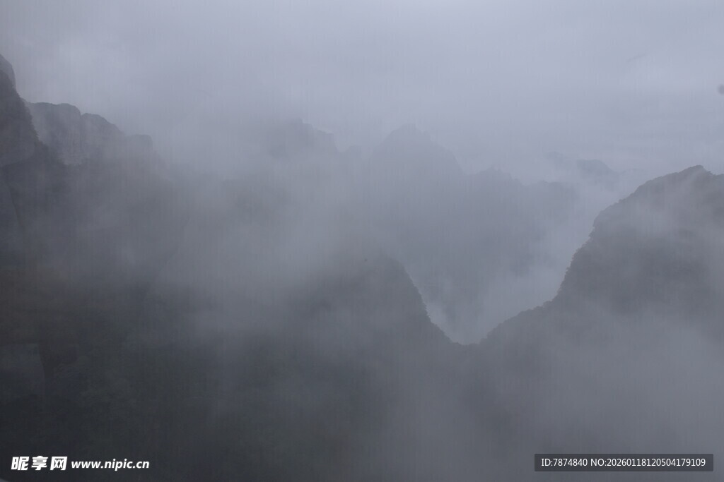 云雾缭绕的壮丽山峦