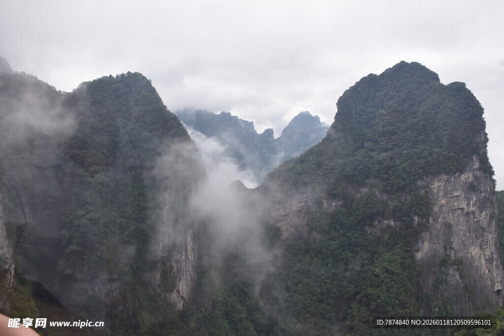 云雾缭绕的壮丽山峦