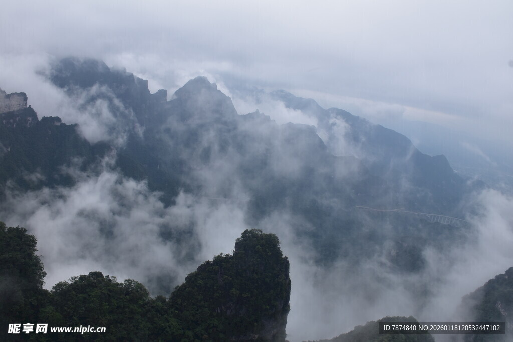 云雾缭绕的壮丽山峦