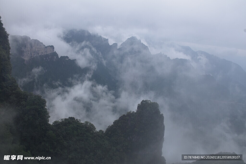 云雾缭绕的壮丽山峰