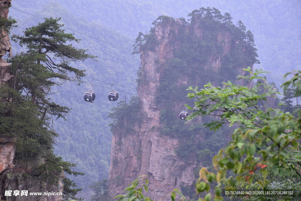 云雾缭绕的壮美山间景色