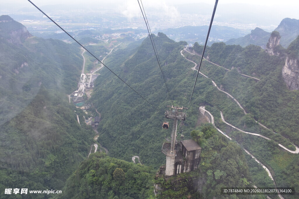 俯瞰山间缆车与壮美景色
