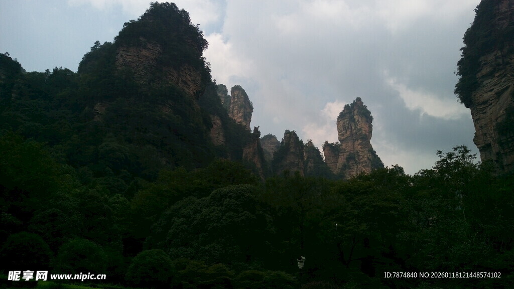 山峦叠翠间的自然美景