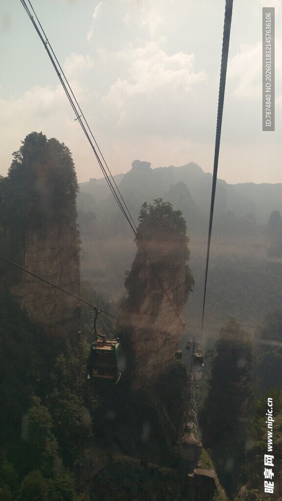 张家界奇峰间的索道景观