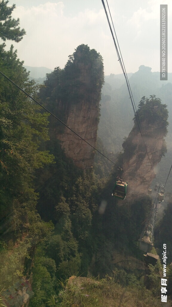 张家界奇峰间的索道景观