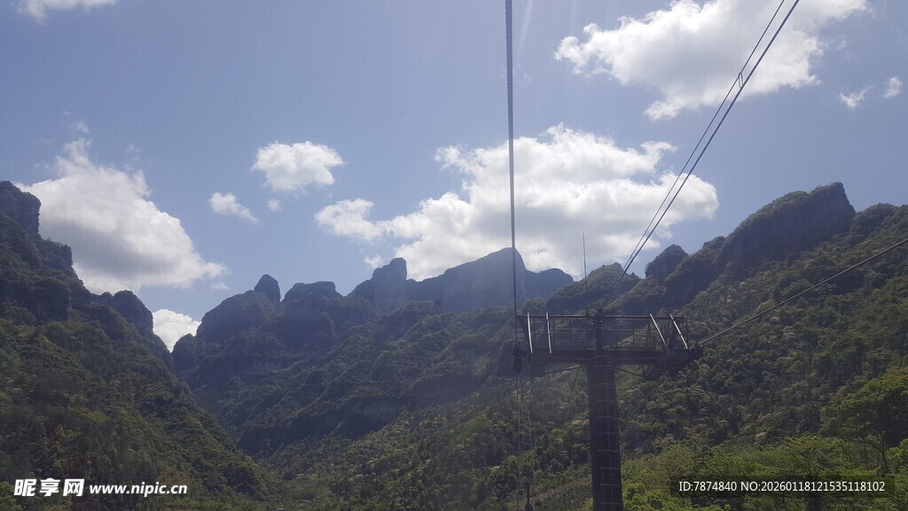 山间电线与壮丽山峦景色