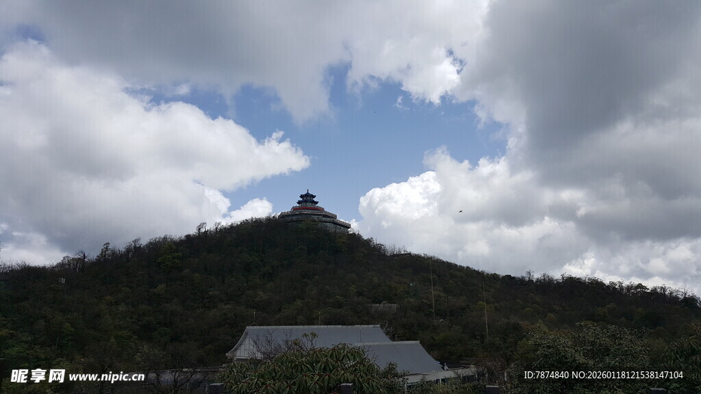 山峦之上的天空与建筑