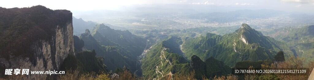 山峦叠翠的壮阔自然景观