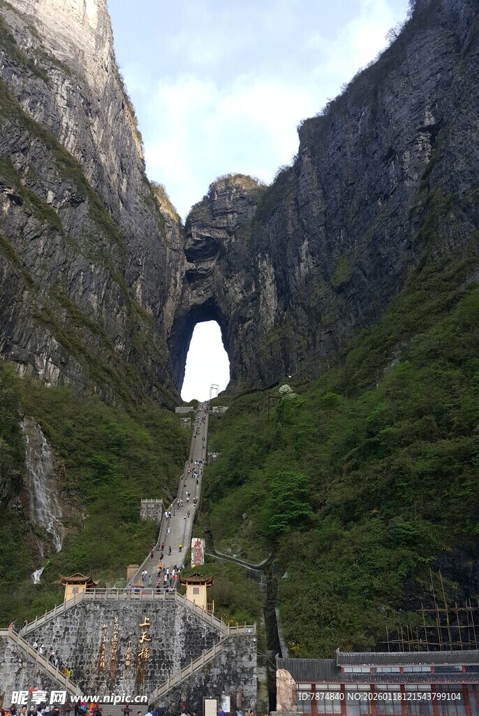天门山壮观天然穿山溶洞
