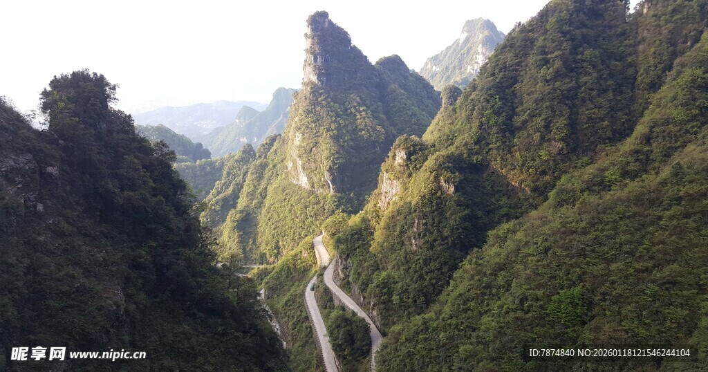 山间蜿蜒公路 壮美风光