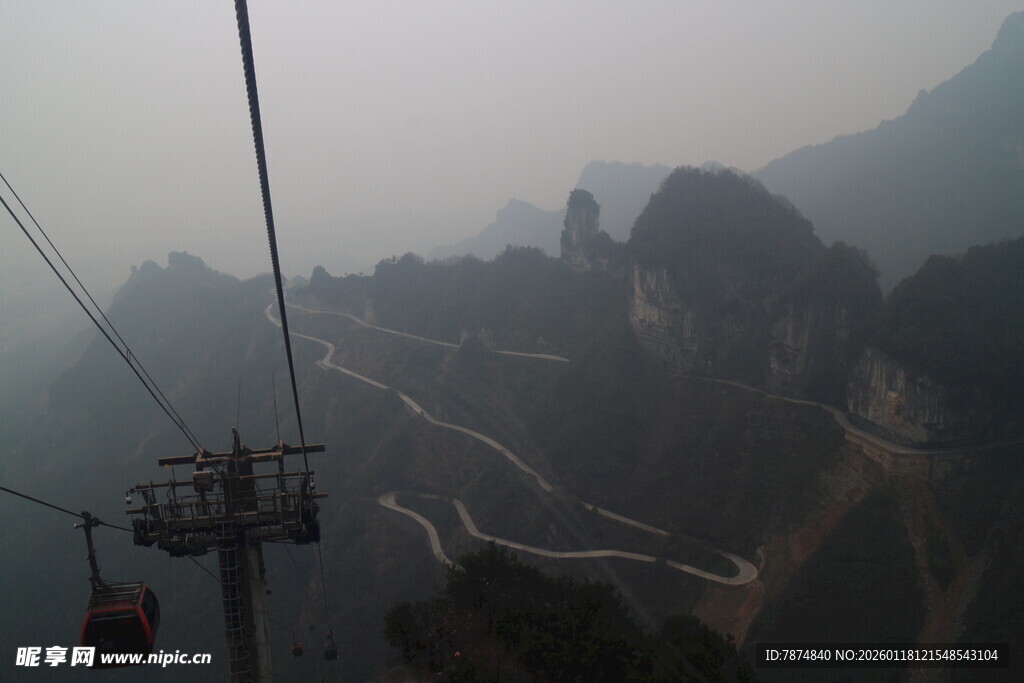 雾中索道穿梭山间美景